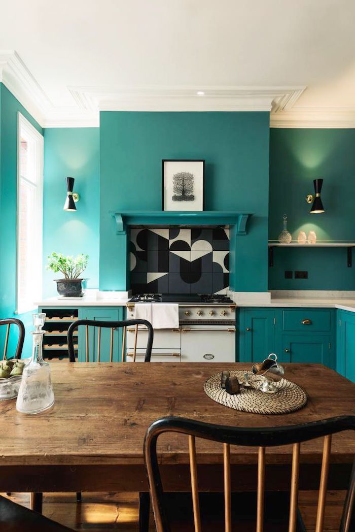 Cuisine bleu aigue-marine peinture murale, table à manger bois, chaises confortables cuisinier blanche 