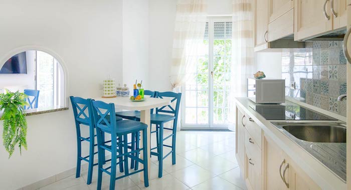 Chaises blues et table blanche comme en Grèce, associer les couleurs dans une cuisine, les plus belles cuisines