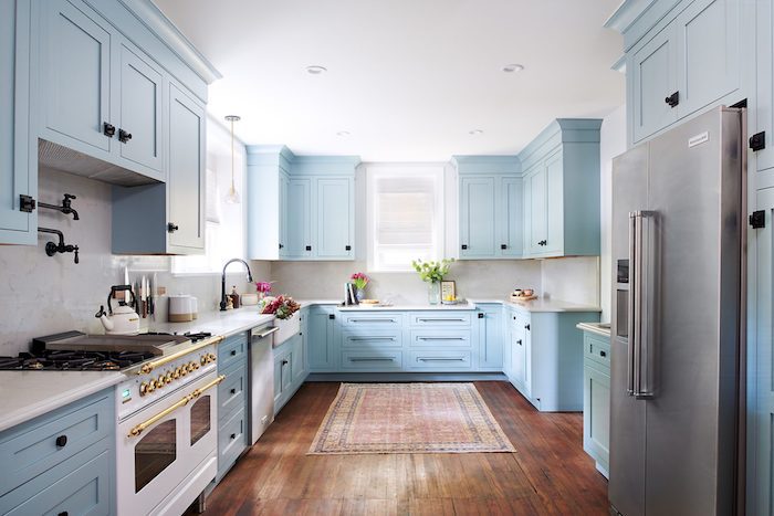 Cuisinier blanche cabines bleu claire, tapis oriental dans la cuisine tendance 2020, associer les couleurs dans une cuisine