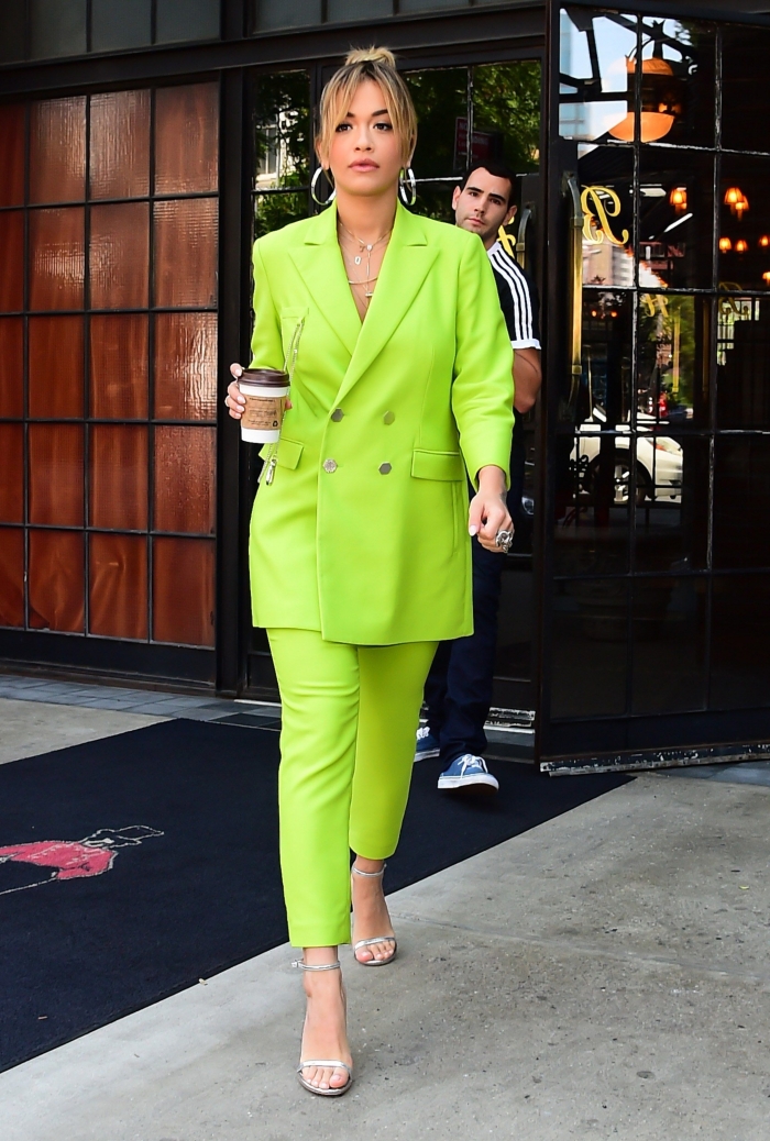 quelle couleur pour un ensemble pantalon cocktail mariage, look du jour de Rita Ora habillée en costume gris électrique