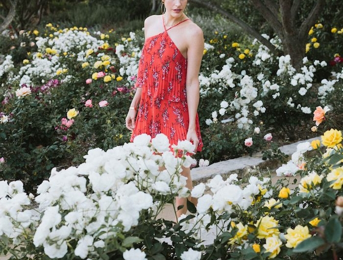 tenue inspiration louise roe robe rouge jardin avec roses californie robe été femme tenue de vacances blogueuse style tendance 2020