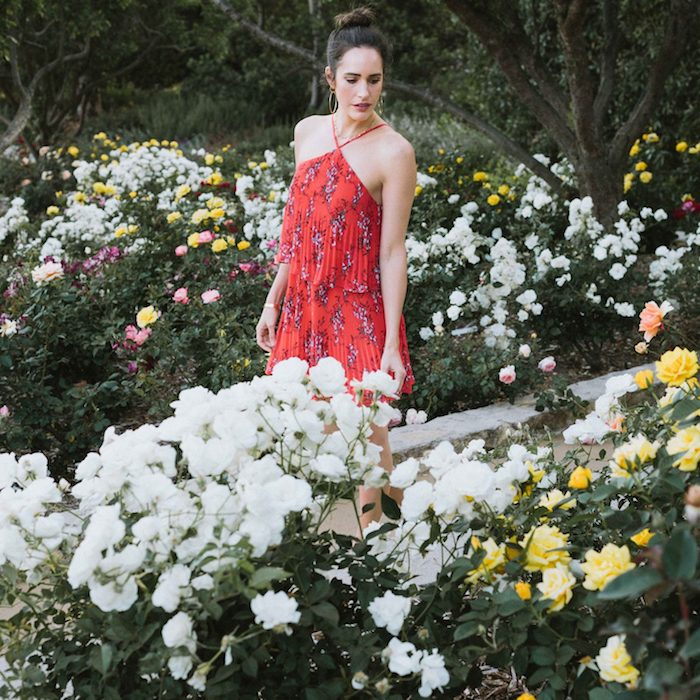 tenue inspiration louise roe robe rouge jardin avec roses californie robe été femme tenue de vacances blogueuse style tendance 2020