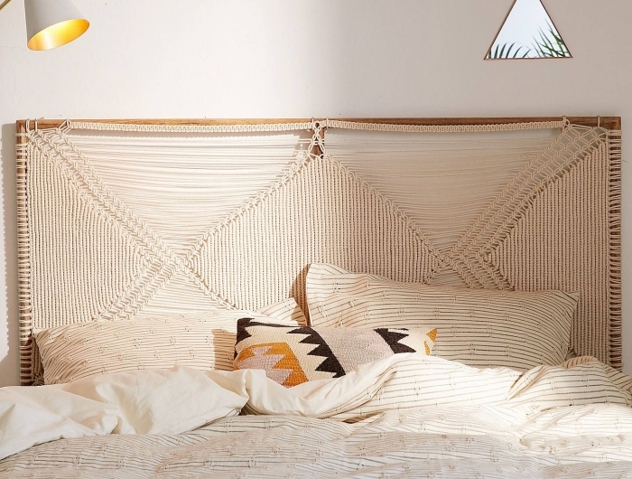tete de lit diy macramé corde beige décoration petite chambre bohème miroir soleil art mural fleurs séchées lampe de chevet blanche
