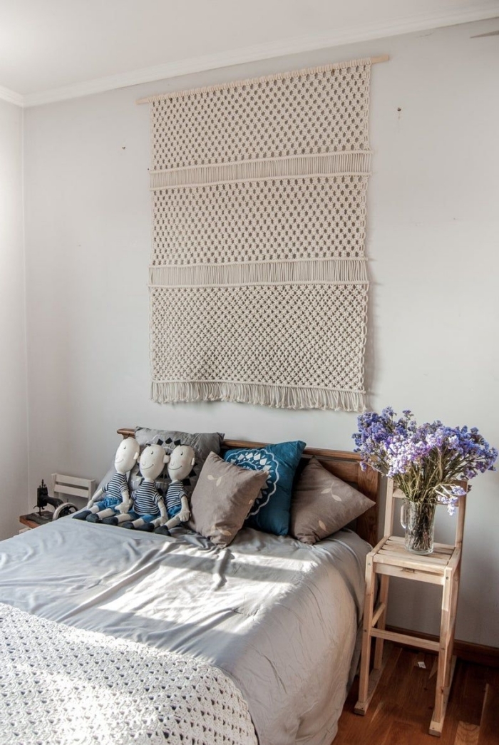 tete de lit fait maison facile macramé technique suspension franges tête de lit bois coussins décoratifs chaise bois bouquet de fleurs