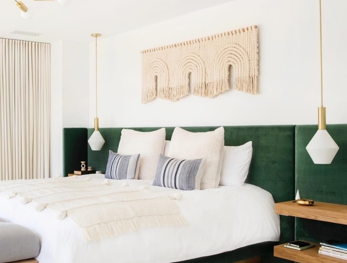 tete de lit tissu velours vert foncé décoration chambre à coucher style boho moderne tapis moelleux beige et noir lampe suspendue blanc et or