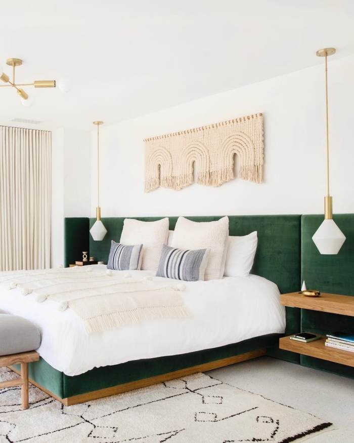 tete de lit tissu velours vert foncé décoration chambre à coucher style boho moderne tapis moelleux beige et noir lampe suspendue blanc et or tête de lit en macramé