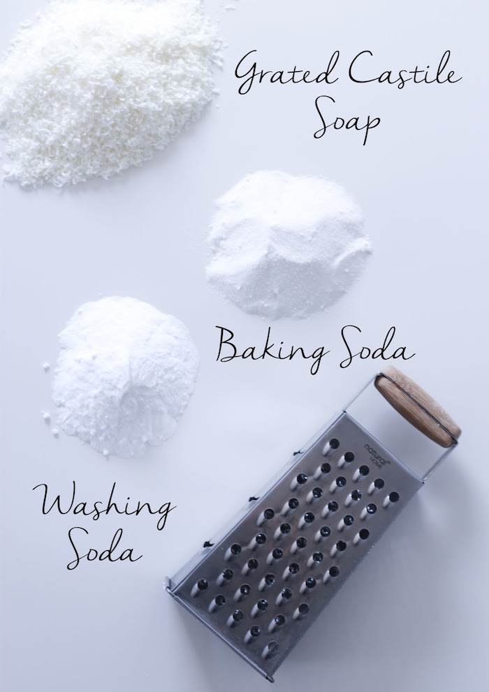 trio pour fabriquer sa lessive en cristaux de soude bicarbonate de soude et savon de castille râpé exemple de lessive diy 3 ingredients