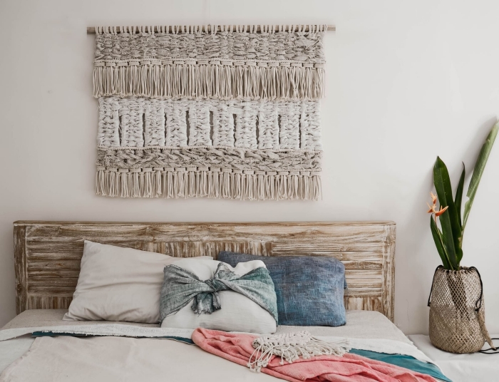 tête de lit bois vintage coussins décoratifs vase tressé plante verte d intérieur deco tete de lit fait main avec corde noeud macramé
