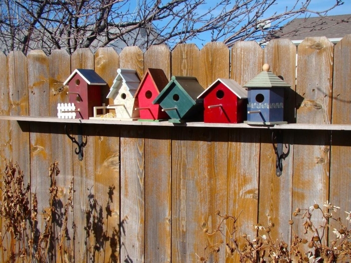 exemple comment décorer la clôture de son jardin avec modèles de maison pour oiseaux, fabriquer un nichoir pour mésange charbonnière