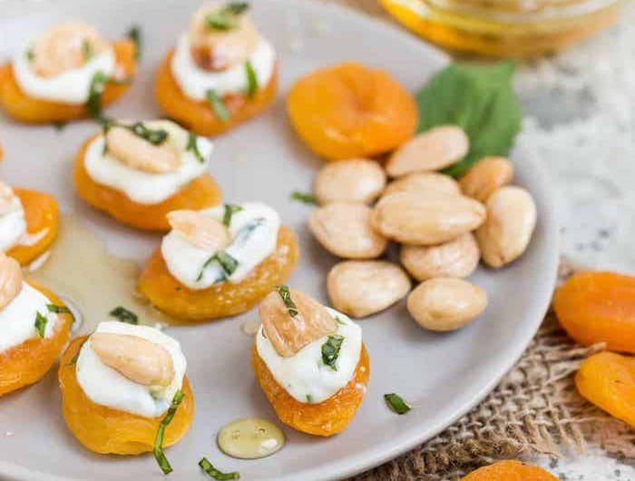 abricots séchés avec fromage à la crème et des noix buffet froix original dans assiette avec topping de miel