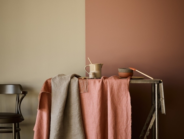 accessoire poterie céramique linge de lit couleur terreuse rose poudré peinture terracotta mur bicolore chaise bois foncé design intérieur