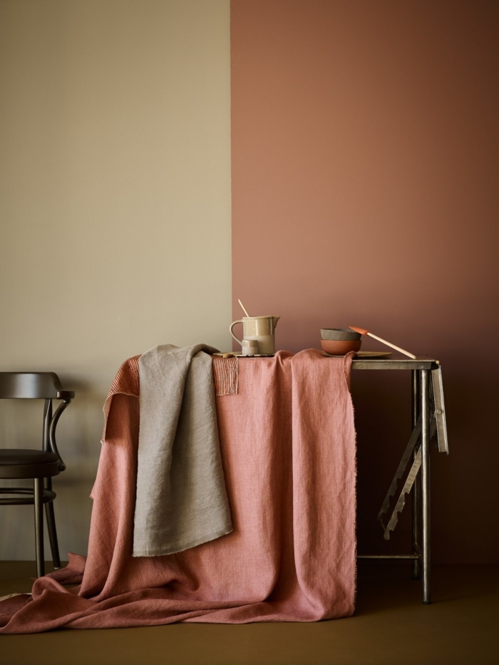 accessoire poterie céramique linge de lit couleur terreuse rose poudré peinture terracotta mur bicolore chaise bois foncé design intérieur