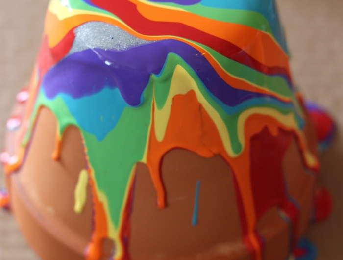activité manuelle enfant d été idée de peinture terracota en couleurs arc en ciel bricolage exterieur simple