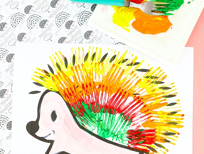 activité manuelle maternelle heérisson peint à la fourchette avec de la peinture acrylique de couleurs variées