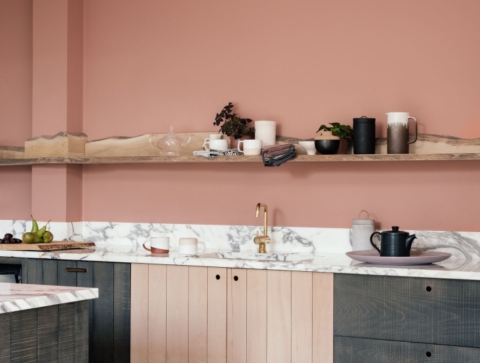 agencement cuisine en longueur avec îlot crédence marbre plan de travail décoration de cuisine terracotta mur peinture tendance lampe led