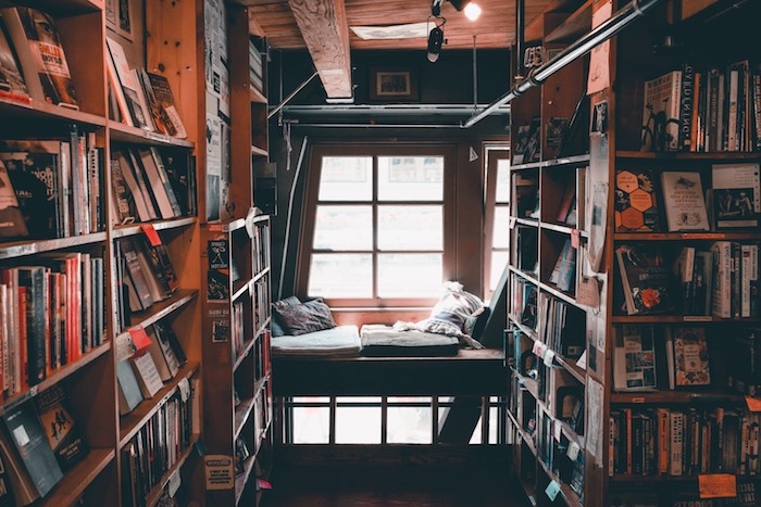 amenagement grande bibliotheque avec banquette sous fenetre avec soussins d assise et coussins ordinaires