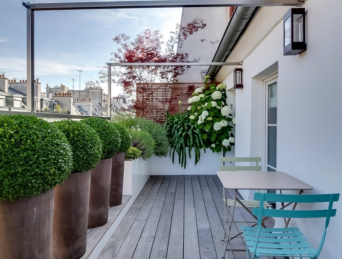 aménagement terrasse bois petit balcon design extérieur appartement plantes dans gros pots de fleurs brise vue terrasse chaise turquoise