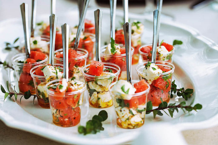 apéritif dinatoire simple salade de fet a et pasteque dans une assiette salade grecque pour mariage été