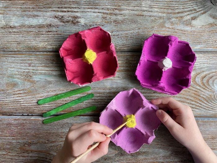 bricolage avec carton d oeuf idée de activité manuelle pour enfant fabriquer une fleur en peinture carton avec tige de batonnet de glace repeint en vert