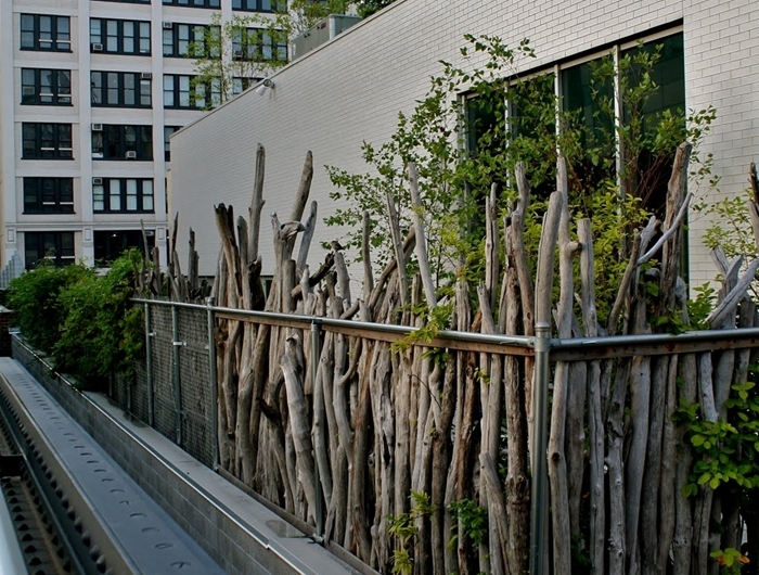 brise vue balcon design extérieur style moderne architecture maison appartement façade clôture bois végétation plantes vertes
