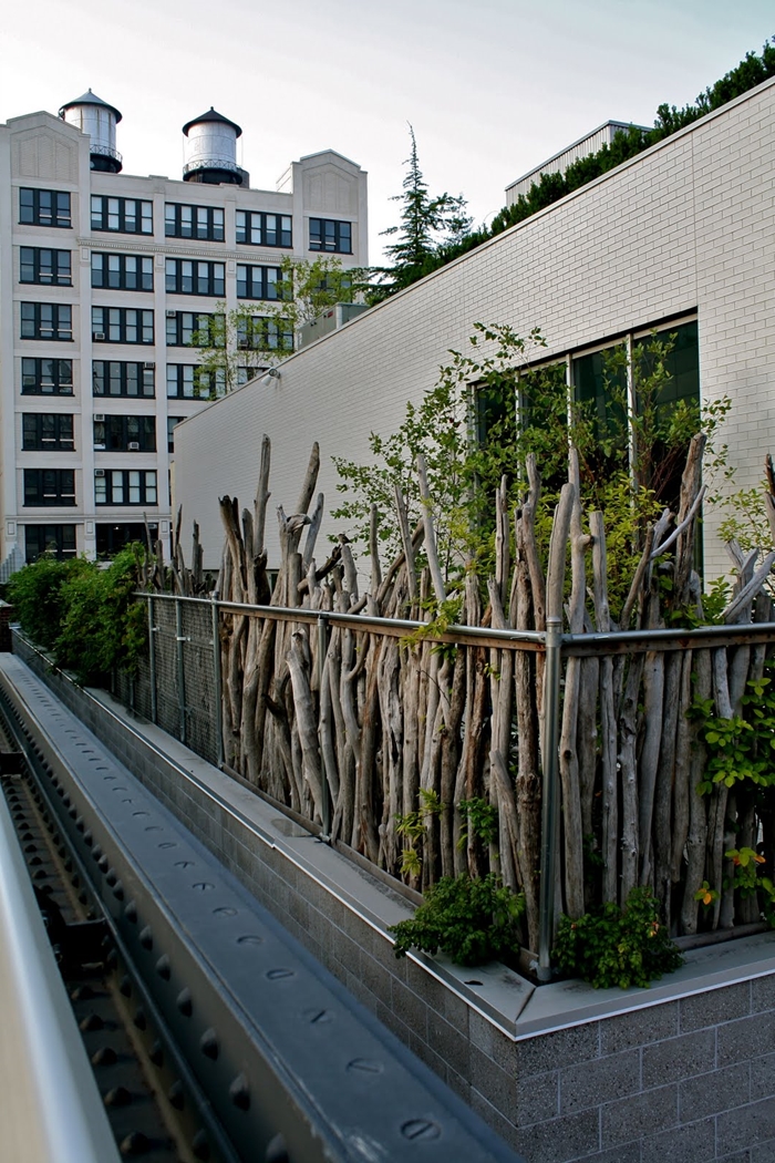 brise vue balcon design extérieur style moderne architecture maison appartement façade clôture bois végétation plantes vertes