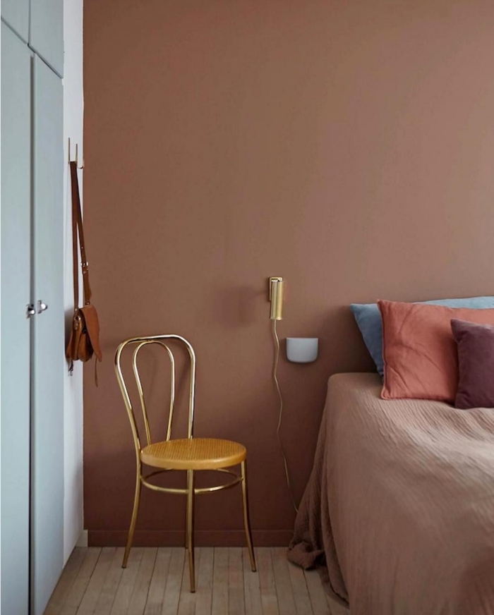 chaise bois et or décoration chambre à coucher moderne peinture terracotta tendance couleur peinture chambre adulte coussins décoratifs