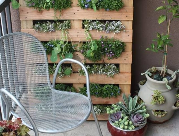 chaise métal diy rangement pour plantes ou herbes décoration petit balcon avec mur végétal diy pot de fleur exterieur en bois récup