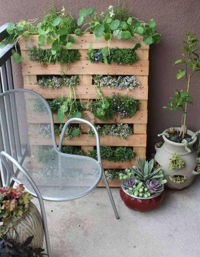 chaise métal diy rangement pour plantes ou herbes décoration petit balcon avec mur végétal diy pot de fleur exterieur en bois récup