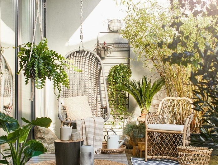 chaise oeuf suspendue décoration balcon terrasse en bois pots fleur béton chaise rotin brise vue vegetal arbustes bacs