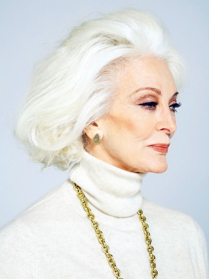 cheveux blancs avec coupe carré court avec volume idée de coiffure courte femme 60 ans