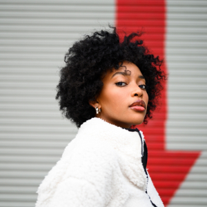 La coupe courte femme afro : la solution capillaire idéale pour dompter les cheveux rebelles