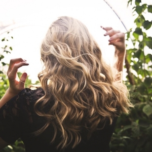 Prendre soin de ses cheveux en été - les bons gestes à adopter contre les agressions capillaires estivales