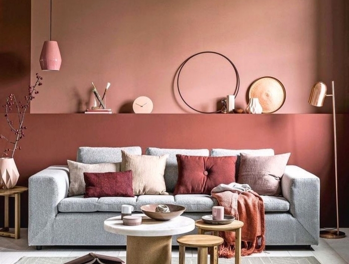 couleur de peinture pour salon moderne terracotta peinture canapé coussins décoratifs table basse blanc et bois lampe suspendue rose
