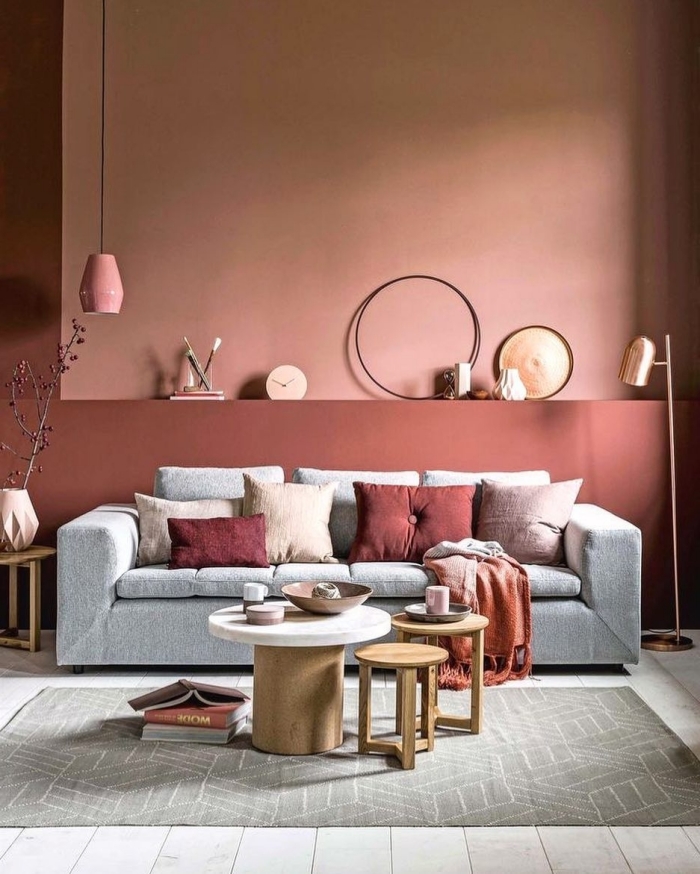 couleur de peinture pour salon moderne terracotta peinture canapé coussins décoratifs table basse blanc et bois lampe suspendue rose