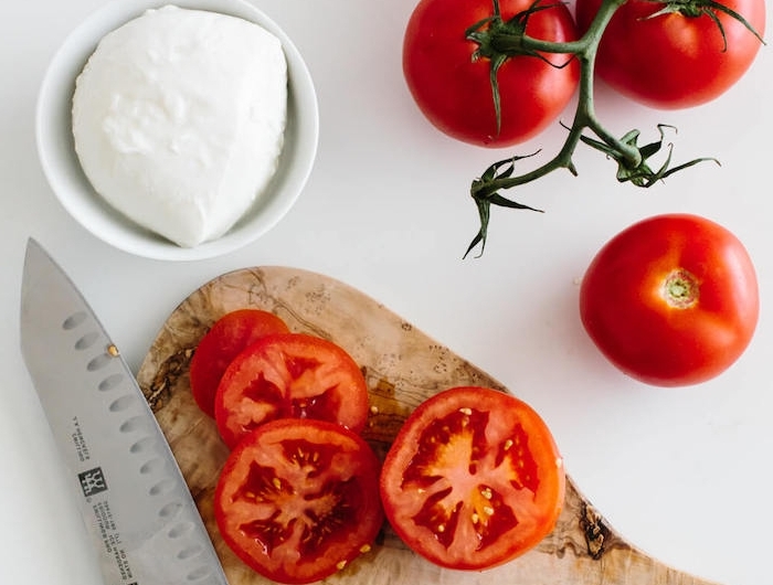couper les tomates en rondelles pour faire salade caprese idée recette italienne recette de salade froide classique