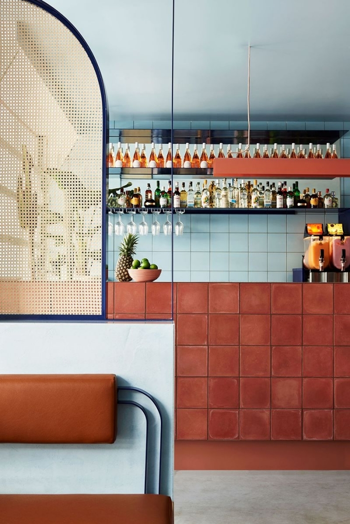 deco couleur terracotta carrelage étagère murale rangement petite cuisine association couleur bleu et terracotta design intérieur tendance
