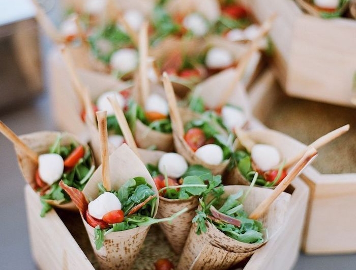 des cônes salade roquette prosciutto tomates cerises mozzarella recette apéritif dinatoire dans une boite de bois