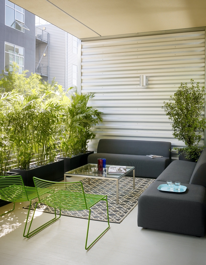 design balcon moderne minimaliste style canapé gris anthracite meubles extérieur table basse verre brise vue pour balcon