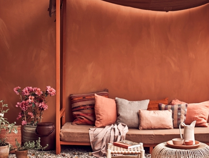 design extérieur décoration jardin style exotique meuble bois pot fleur terre cuite comment associer la couleur terracotta avec le rose pâle et marron