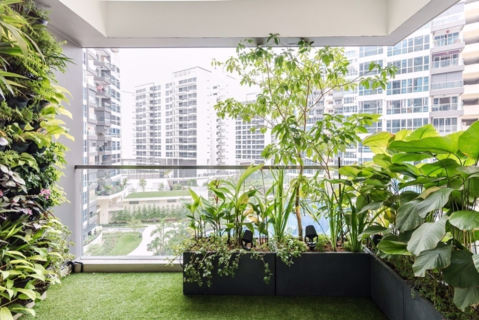 design extérieur style moderne décoration balcon appartement brise vue terrasse avec jardinières gros pots fleurs plantes vertes
