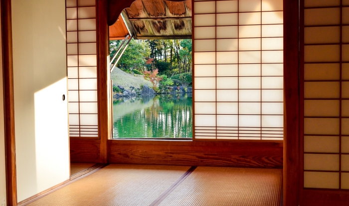 design intérieur tendance décoration japonaise porte coulissante fenêtre paysage nature lac éléments décor asiatique