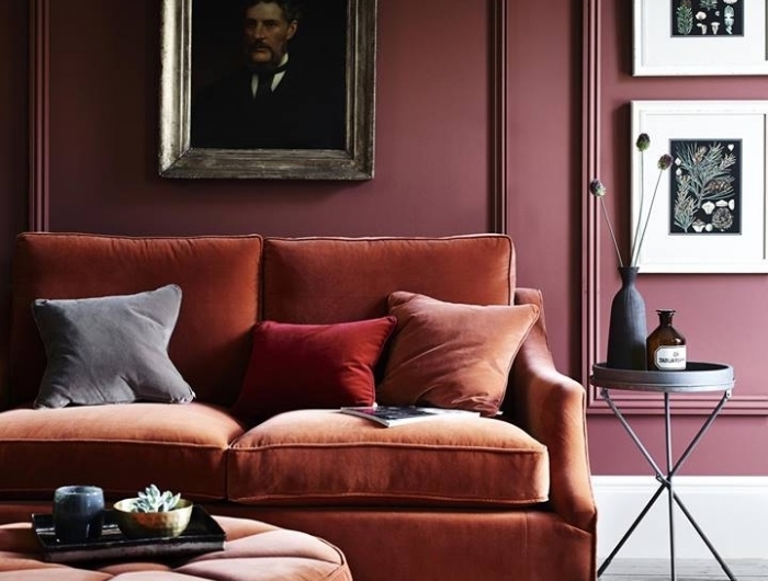 design salon style rétro peinture mur rose meubles velours table ronde métal comment associer la couleur terracotta avec le gris coussins décoratifs