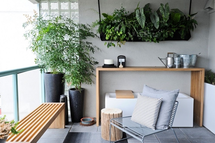 design terrasse style moderne meubles bois banquette pot de fleur haut gris anthracite suspension murale pour plantes en bois peint noir