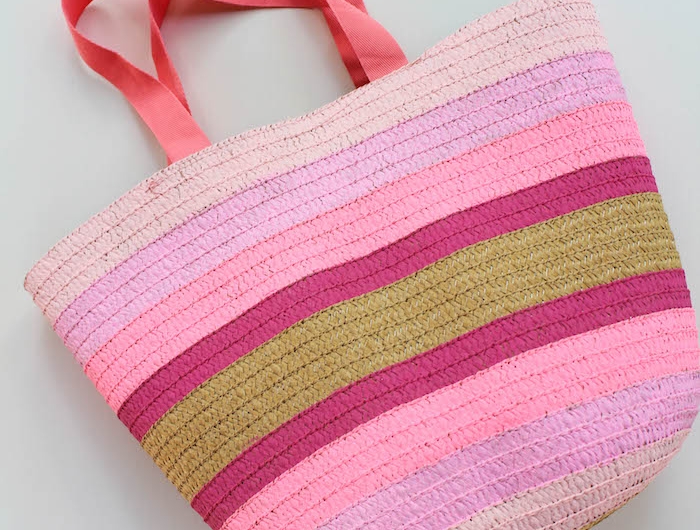diy decoration sac cabas de plage avec des bandes de peinture colorée activité manuelle ado