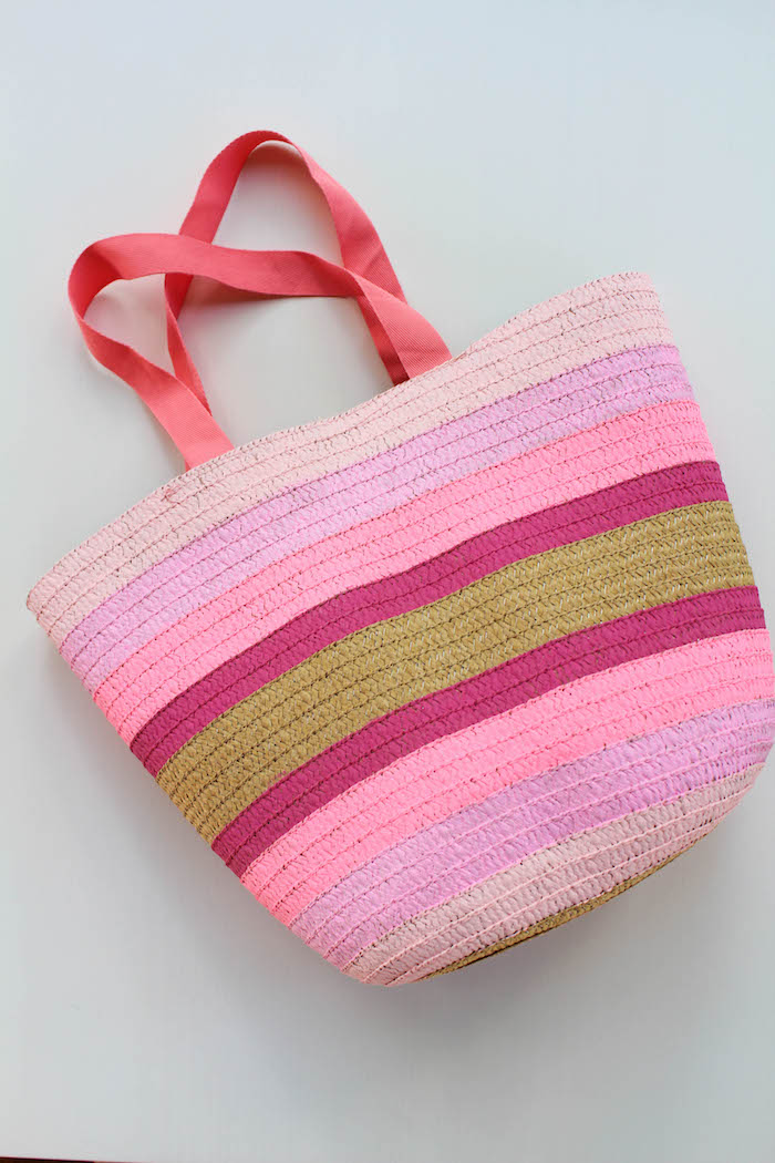 diy decoration sac cabas de plage avec des bandes de peinture colorée activité manuelle ado