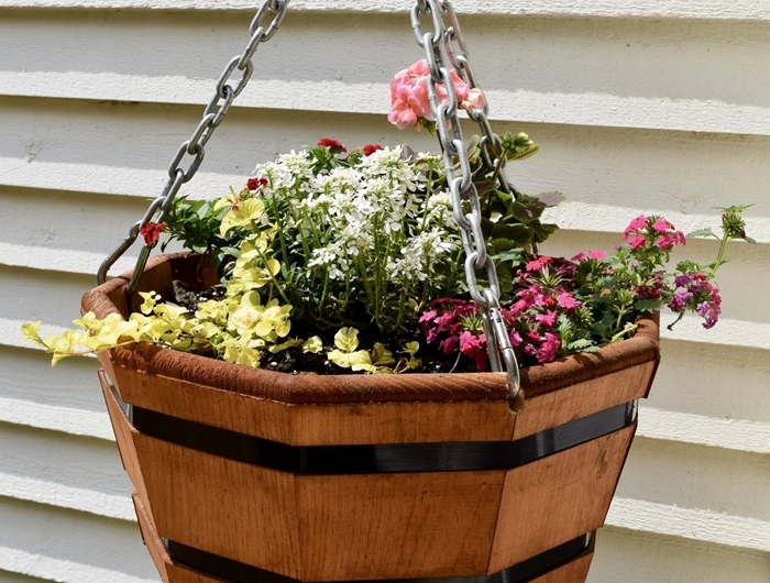 diy pot de fleur exterieur suspendu plantes fleuries décoration extérieure petit balcon espace pot fleur diy bois récup