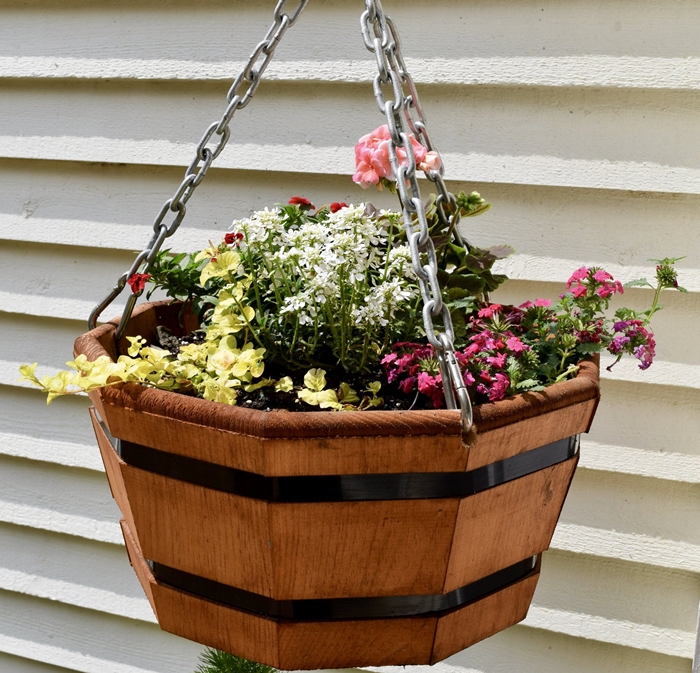 diy pot de fleur exterieur suspendu plantes fleuries décoration extérieure petit balcon espace pot fleur diy bois récup