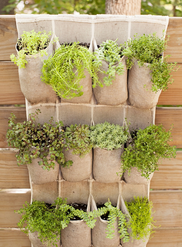 diy suspension plantes herbes en tissu mur vegetal exterieur idée décoration balcon avec mur pour plantes support tissu suspendu