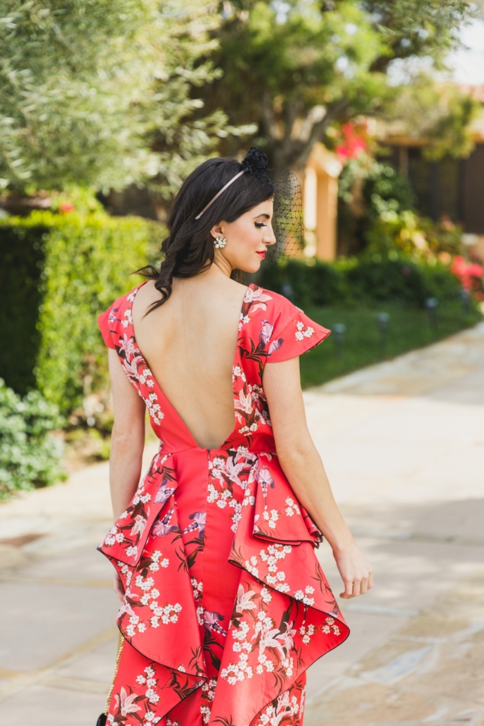 dos ouvert robe rouge longue motifs fleuris boucles d oreilles cristaux accessoire cheveux serre tête robe d invité pour un mariage d été