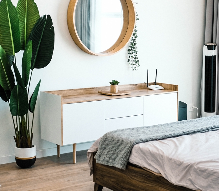 décoration chambre à coucher boho minimaliste plante verte intérieur miroir rond bois revêtement sol parquet essence bois